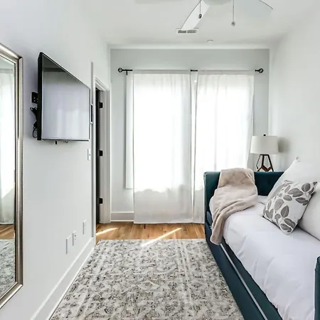 11 Beds 6 Full Baths 5 Minutes To Downtown Villa